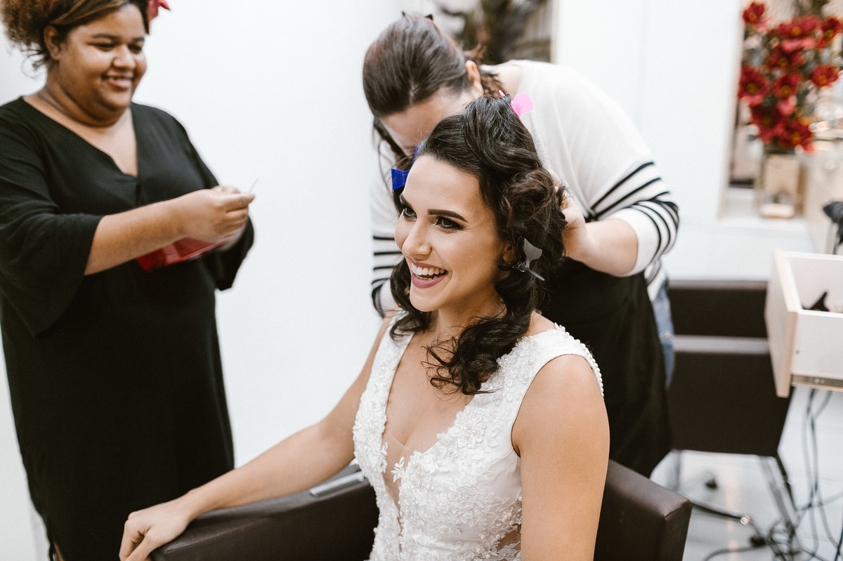 Making of da noiva. Foto pelo fotógrafo de casamento Gabriel Pelaquim.