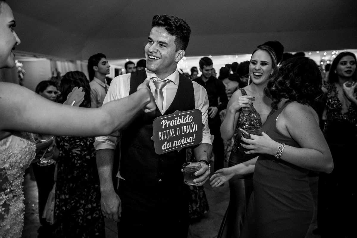 Festa de casamento da Letícia e do Marcus em Brasília. Foto feita pelo fotógrafo de casamento Gabriel Pelaquim.
