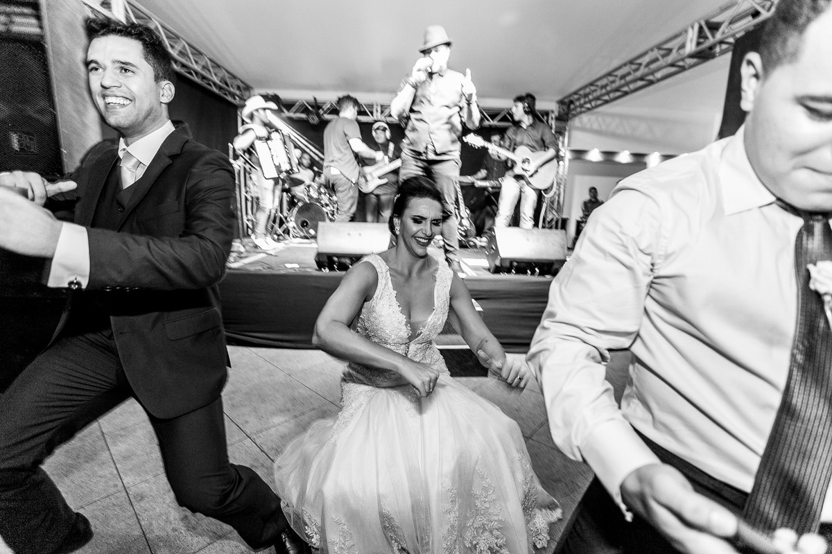 Festa de casamento da Letícia e do Marcus em Brasília. Foto feita pelo fotógrafo de casamento Gabriel Pelaquim.