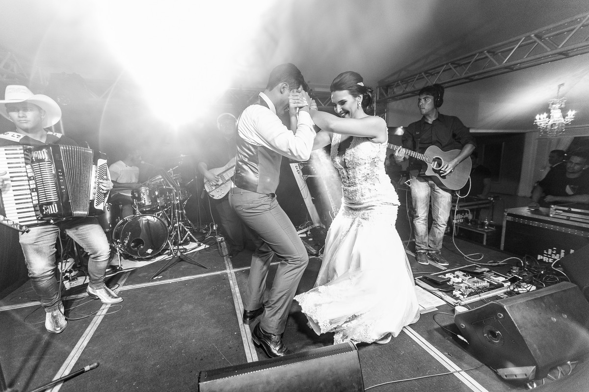 Festa de casamento da Letícia e do Marcus em Brasília. Foto feita pelo fotógrafo de casamento Gabriel Pelaquim.