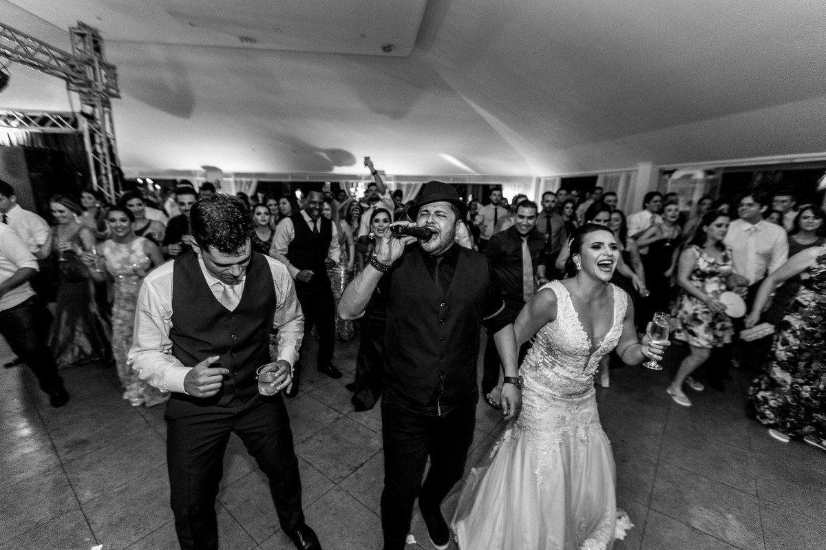 Festa de casamento da Letícia e do Marcus em Brasília. Foto feita pelo fotógrafo de casamento Gabriel Pelaquim.