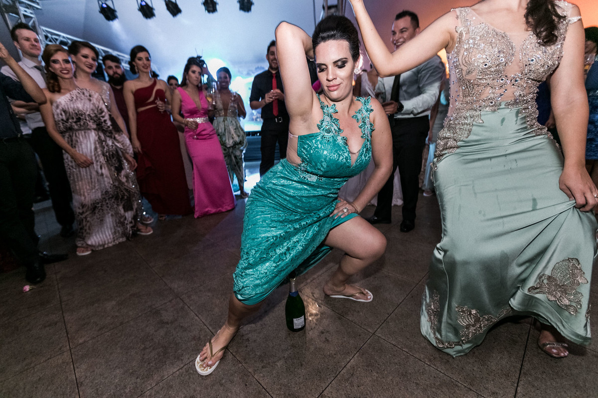 Festa de casamento da Letícia e do Marcus em Brasília. Foto feita pelo fotógrafo de casamento Gabriel Pelaquim.