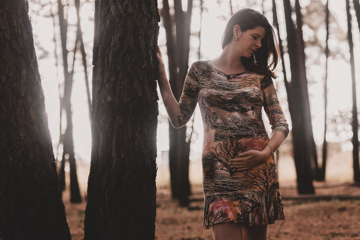 Ensaio de Gestante Ana Flávia e Guilherme.Mulher grávida em floresta. Foto feita pelo fotógrafo Gabriel Pelaquim.