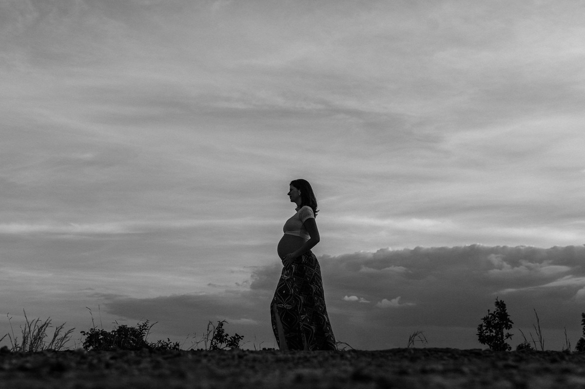 Ensaio de Gestante Ana Flávia e Guilherme. Mulher grávida no mato em Brasília. Foto feita pelo fotógrafo Gabriel Pelaquim.