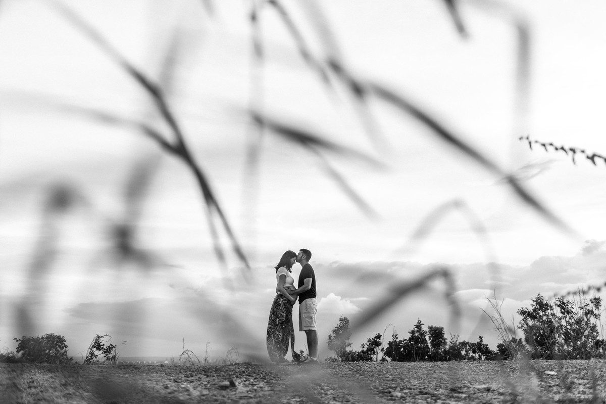 Ensaio de Gestante Ana Flávia e Guilherme. Casal abraçado no mato em Brasília. Foto feita pelo fotógrafo Gabriel Pelaquim.