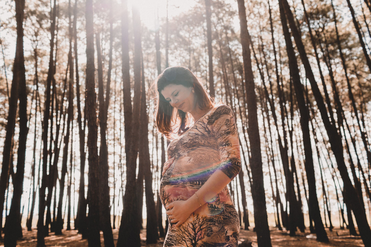 Ensaio de Gestante Ana Flávia e Guilherme. Mulher grávida em floresta. Foto feita pelo fotógrafo Gabriel Pelaquim.