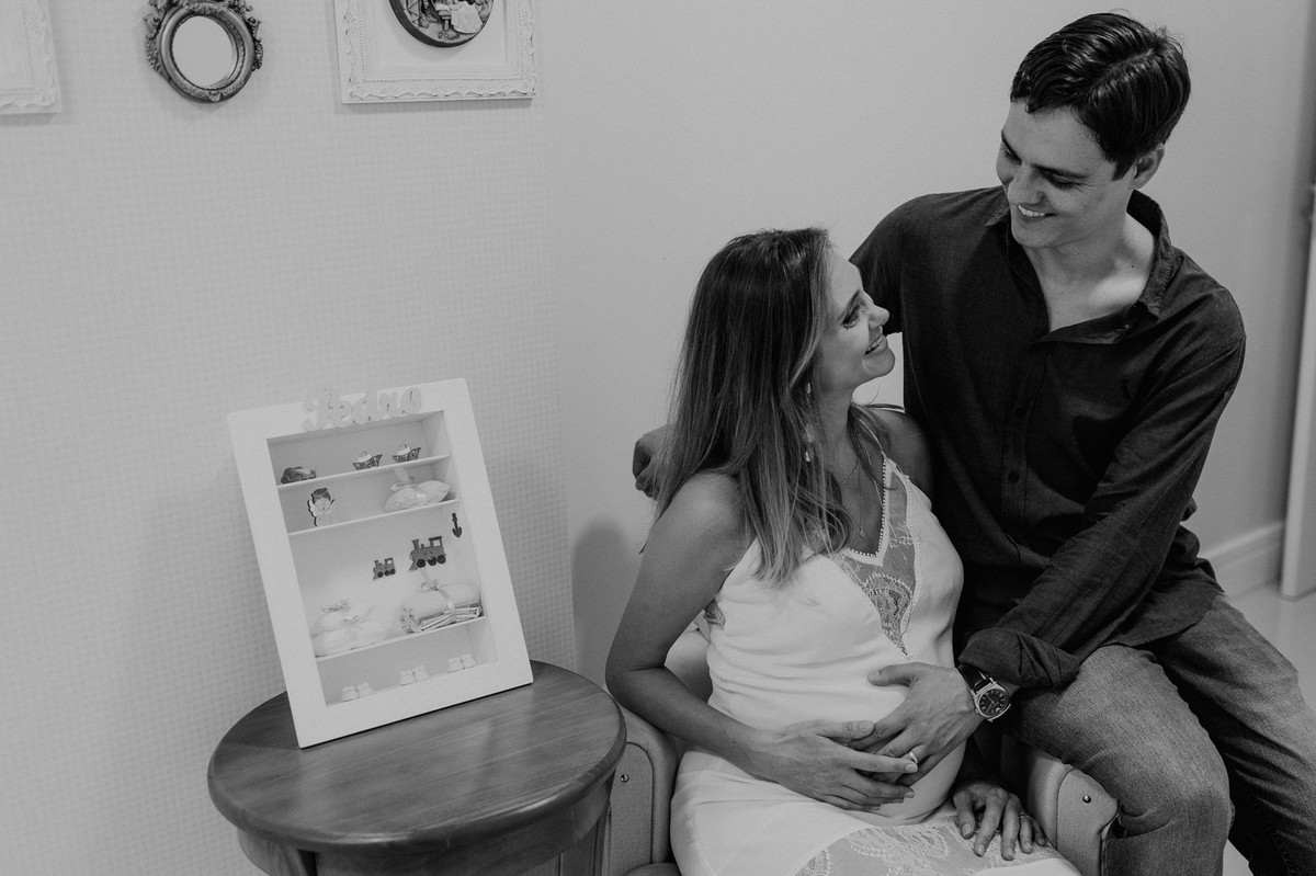 Gestante Rubia e Leonardo no quarto do seu neném. Foto pelo fotógrafo Gabriel Pelaquim.