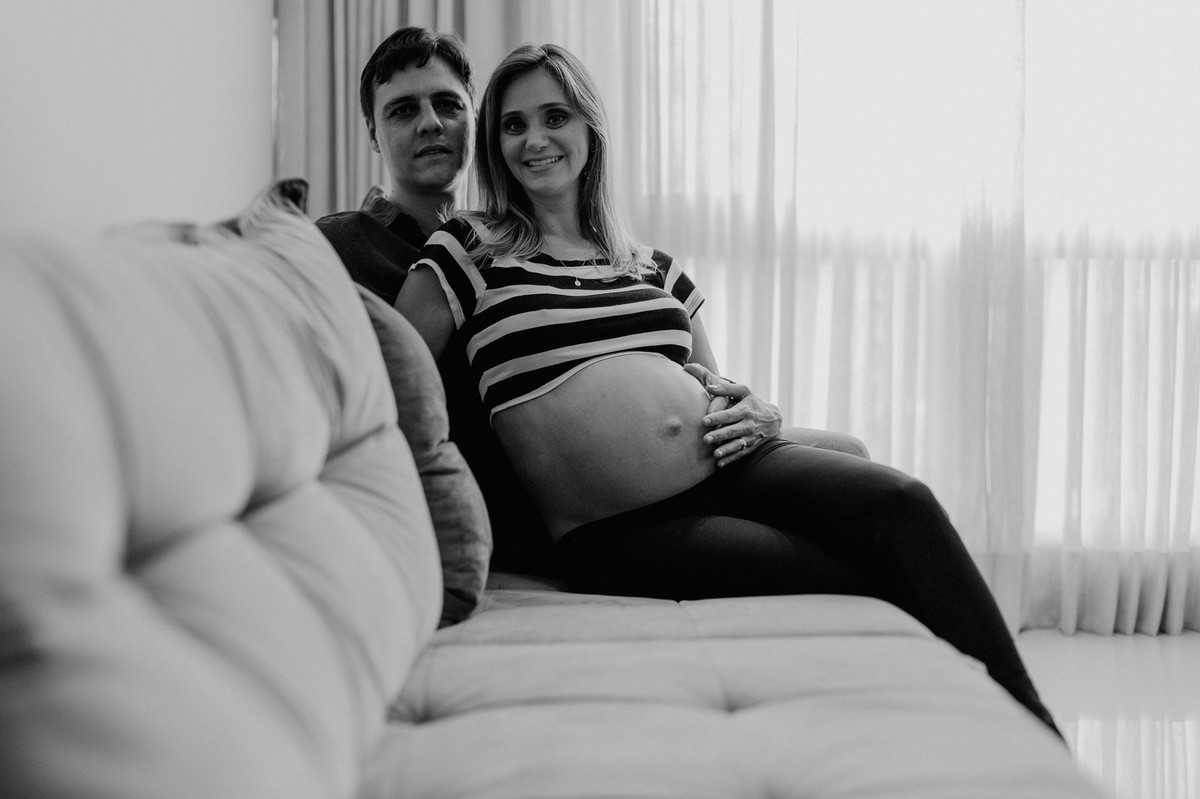 Gestante Rubia e Leonardo no quarto do seu neném. Foto pelo fotógrafo Gabriel Pelaquim.
