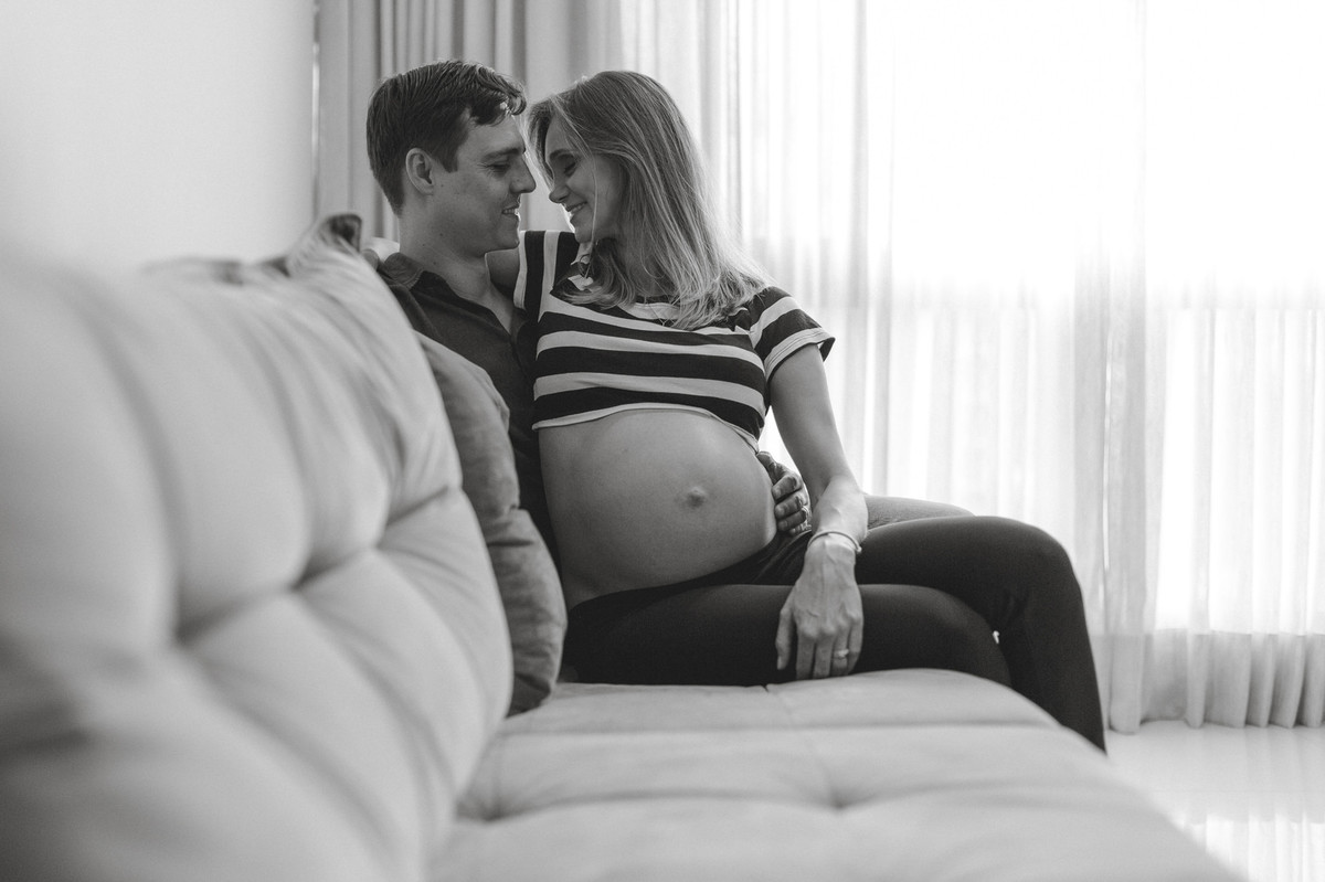 Gestante Rubia e Leonardo no quarto do seu neném. Foto pelo fotógrafo Gabriel Pelaquim.