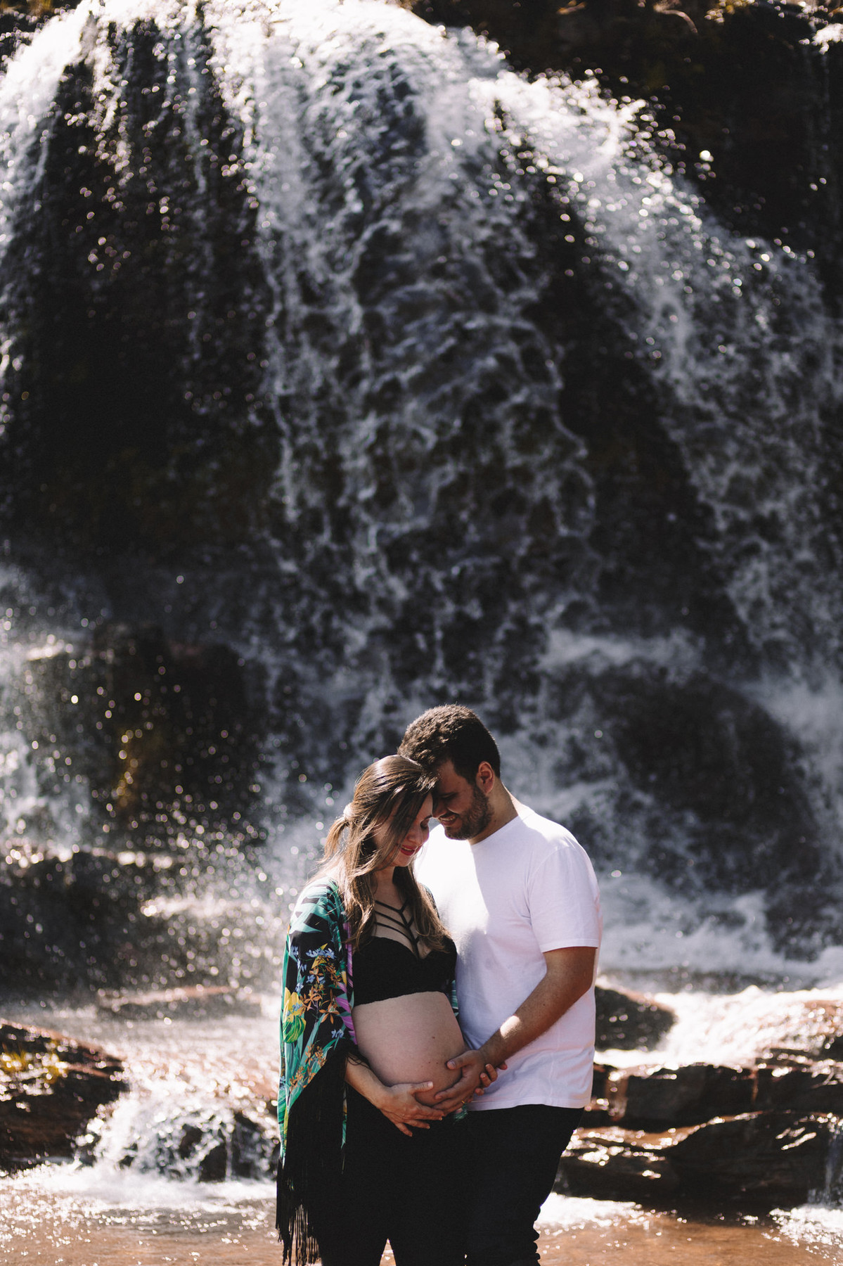 Gestante Érica e Diogo em cachoeira no Paraíso na Terra. Foto pelo fotógrafo Gabriel Pelaquim.