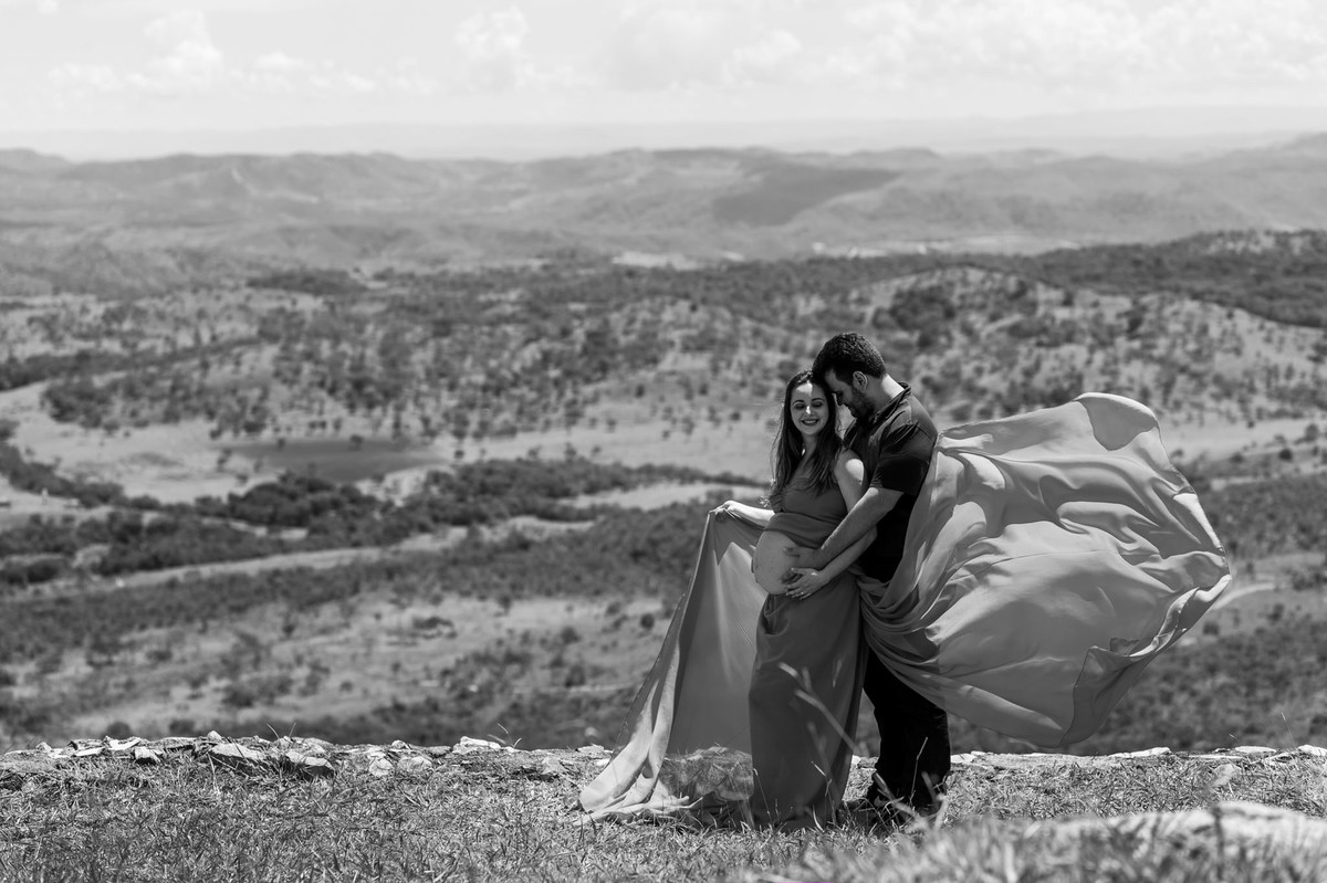 Gestante Érica e Diogo abraçados no Paraíso na Terra. Foto pelo fotógrafo Gabriel Pelaquim.