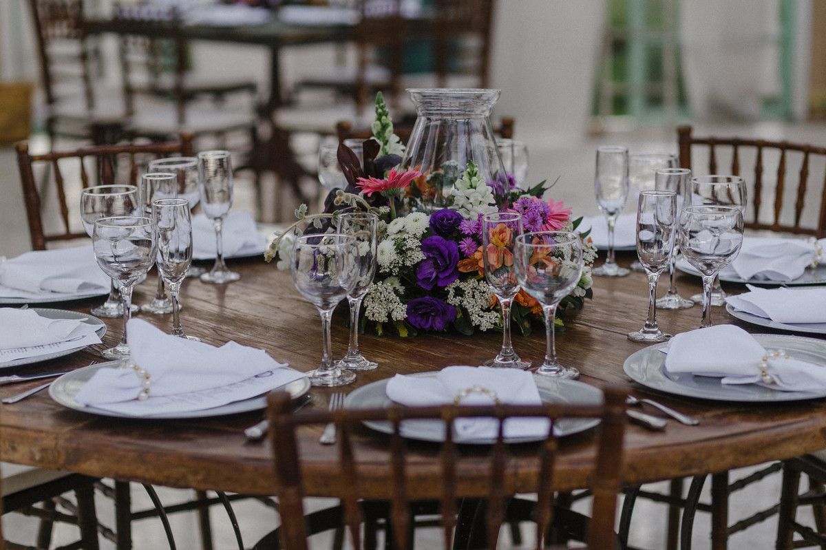 Decoração do salão de festa do Villa Giardini. Foto pelo fotógrafo de casamento Gabriel Pelaquim.