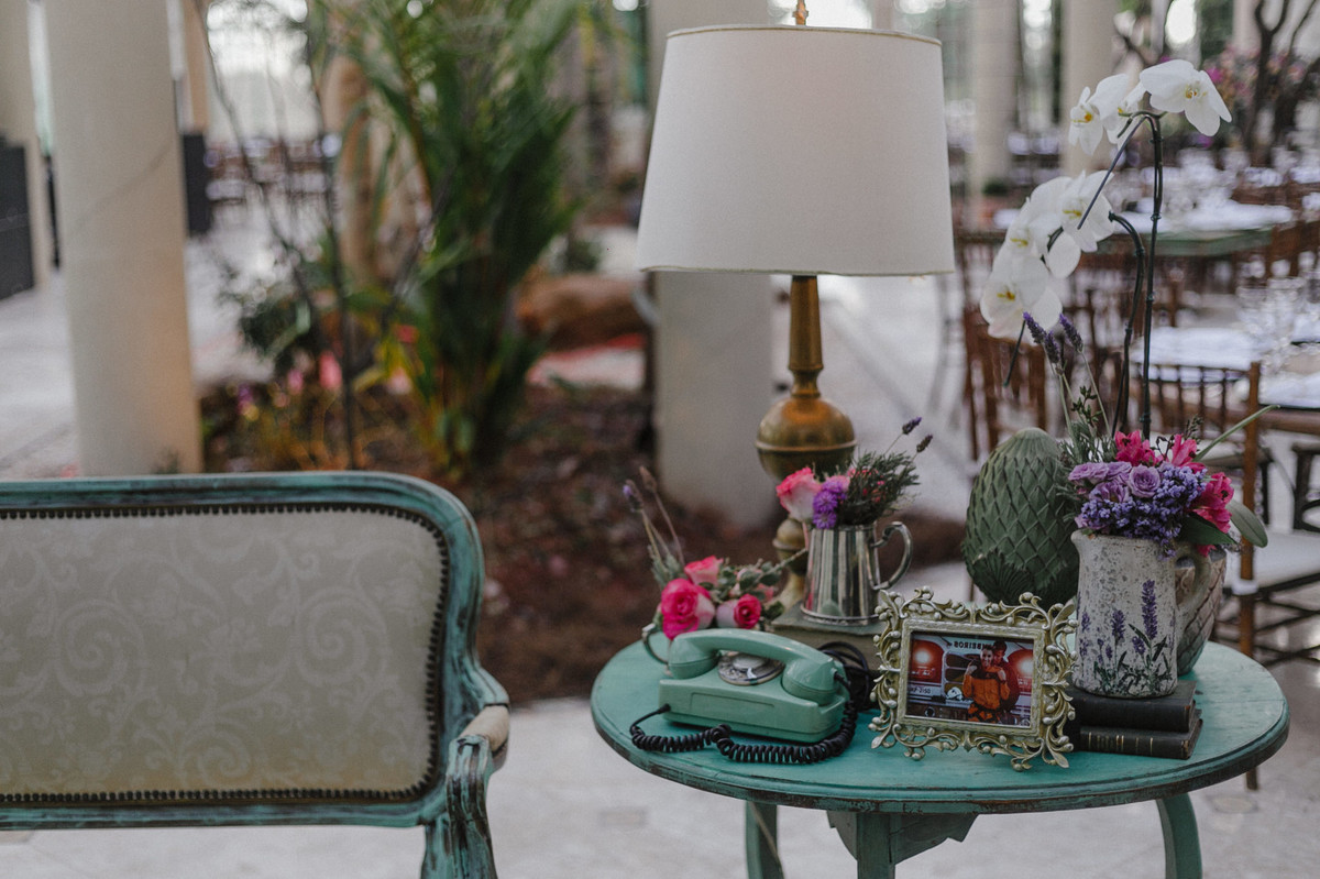 Decoração do salão de festa do Villa Giardini. Foto pelo fotógrafo de casamento Gabriel Pelaquim.