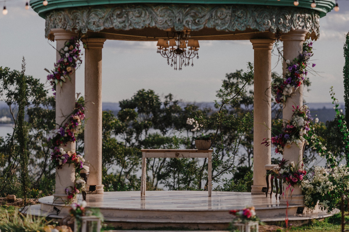 Decoração do altar do Villa Giardini. Foto pelo fotógrafo de casamento Gabriel Pelaquim.