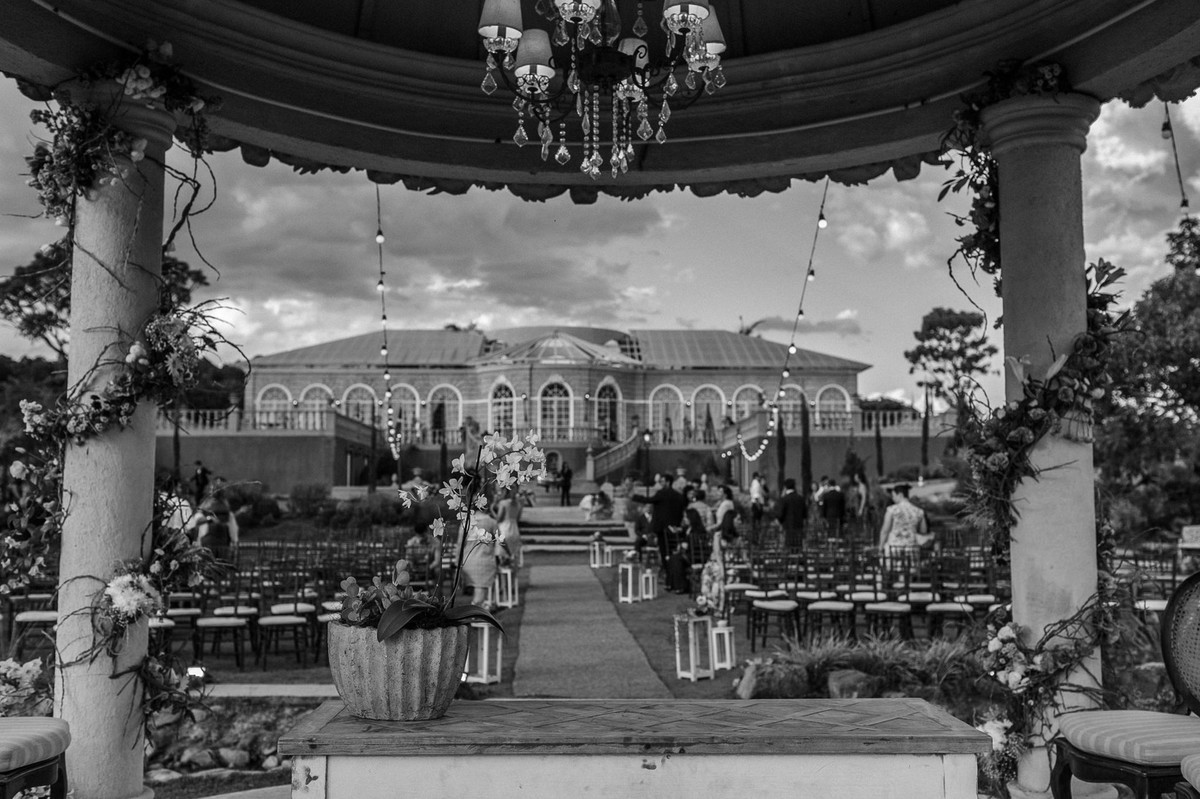 Vista do altar do Villa Giardini. Foto pelo fotógrafo de casamento Gabriel Pelaquim.