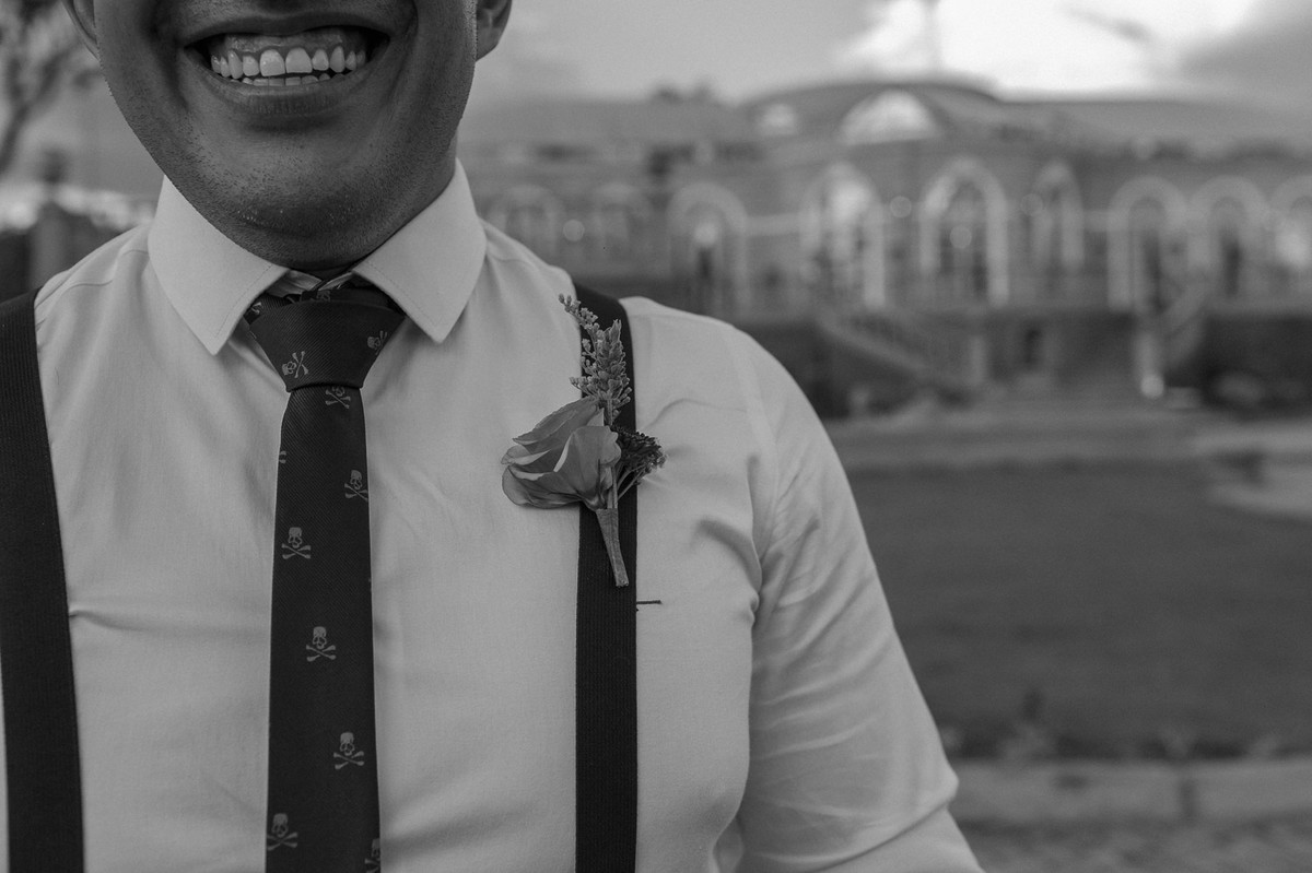 Detalhe do traje dos padrinhos. Foto pelo fotógrafo de casamento Gabriel Pelaquim.