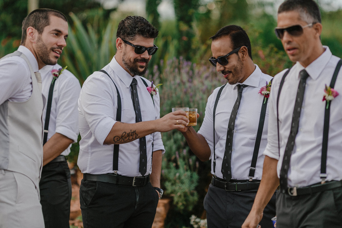 Noivo com seus padrinhos. Foto pelo fotógrafo de casamento Gabriel Pelaquim.