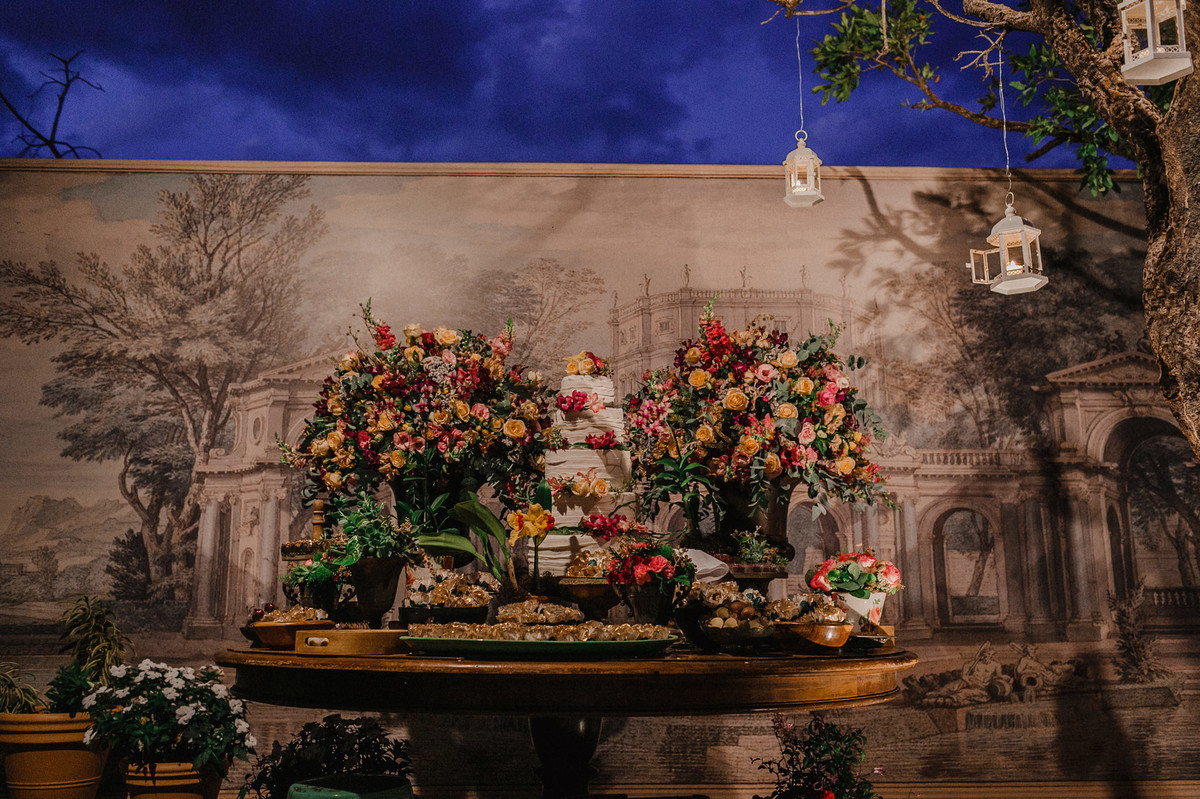 Decoração do salão de festa do Villa Giardini. Foto pelo fotógrafo de casamento Gabriel Pelaquim.