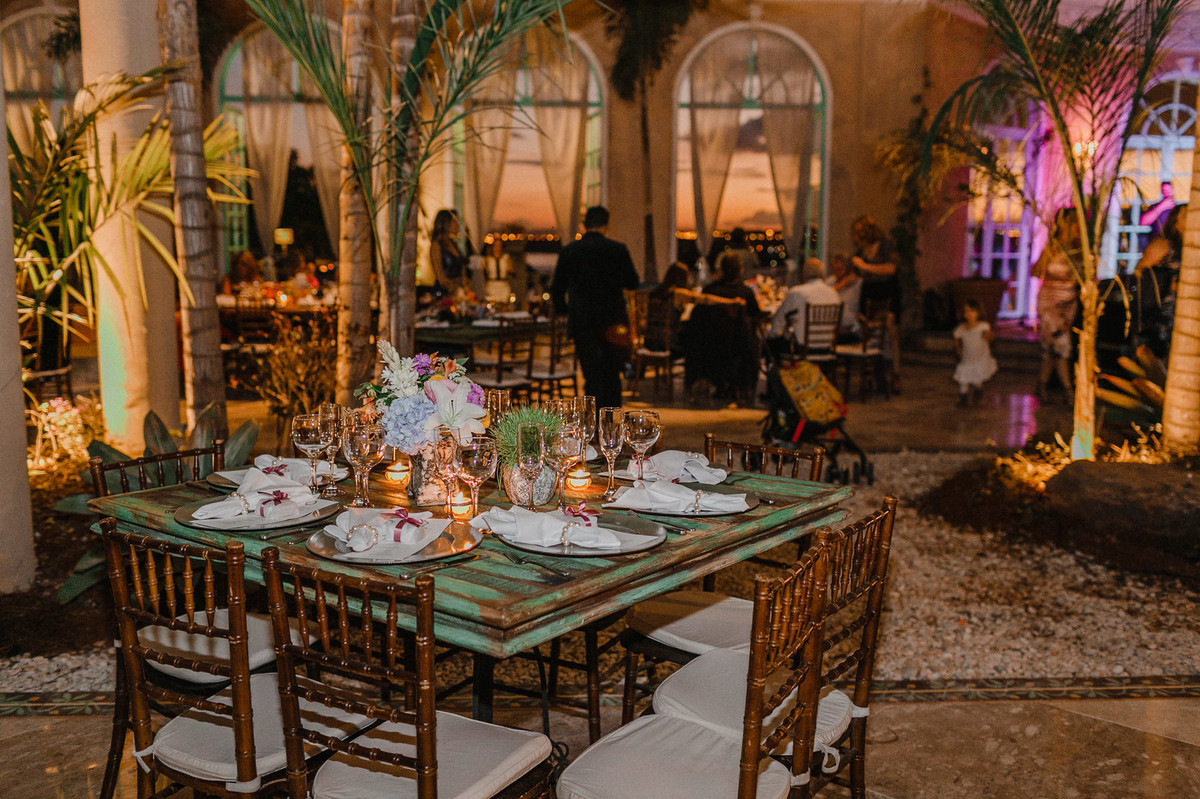 Decoração do salão de festa do Villa Giardini. Foto pelo fotógrafo de casamento Gabriel Pelaquim.