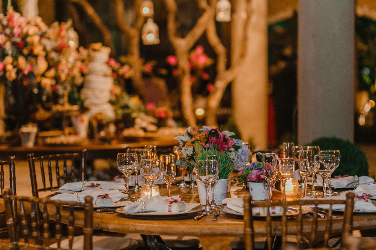 Decoração do salão de festa do Villa Giardini. Foto pelo fotógrafo de casamento Gabriel Pelaquim.