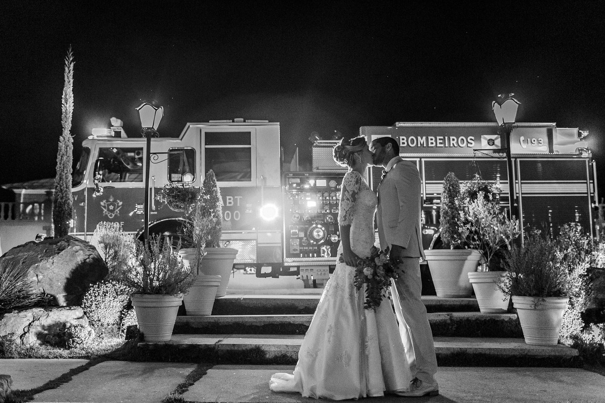 Noivos Vitor e Vanessa se beijando antes da festa. Foto pelo fotógrafo de casamento Gabriel Pelaquim.