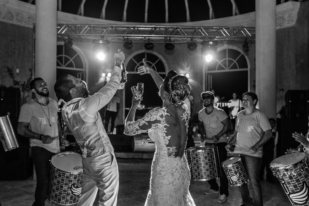Festa de casamento do Vitor e da Vanessa no Villa Giardini. Foto pelo fotógrafo de casamento Gabriel Pelaquim.