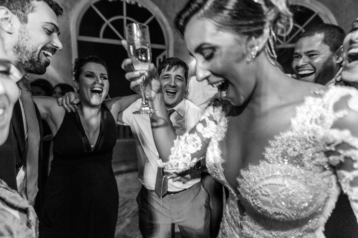 Festa de casamento do Vitor e da Vanessa no Villa Giardini. Foto pelo fotógrafo de casamento Gabriel Pelaquim.