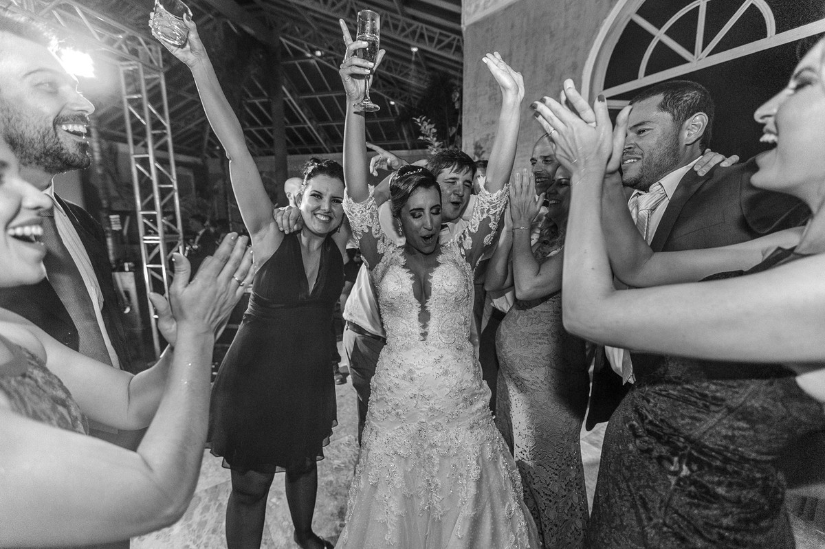 Festa de casamento do Vitor e da Vanessa no Villa Giardini. Foto pelo fotógrafo de casamento Gabriel Pelaquim.