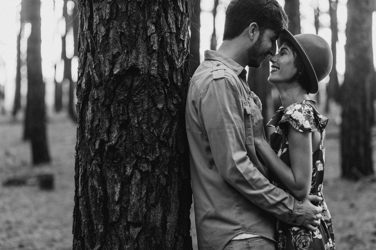 Casal abraçado sorrindo em floresta de pinheiros em Brasília. Foto feita pelo fotógrafo de casamento Gabriel Pelaquim.