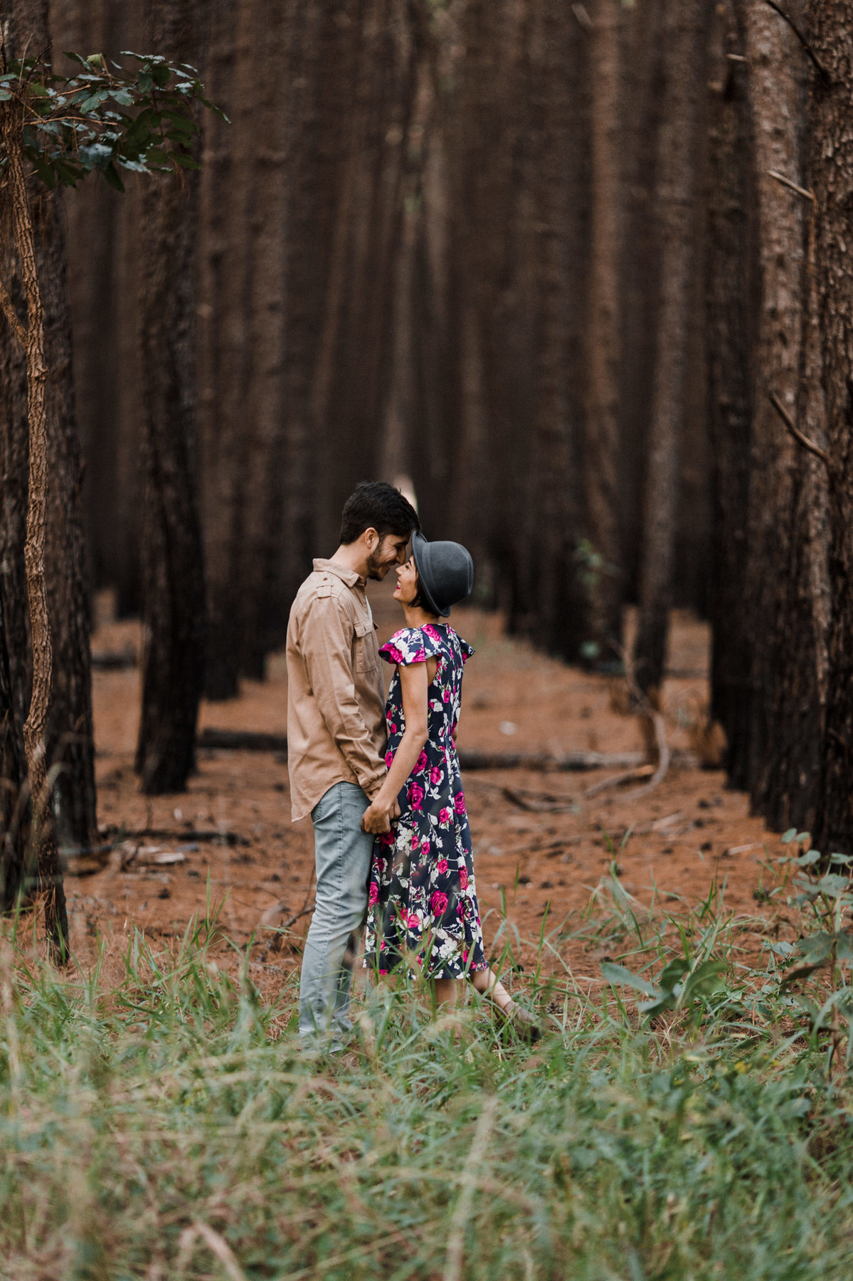 Casal de mãos dadas em floresta de pinheiros em Brasília. Foto feita pelo fotógrafo de casamento Gabriel Pelaquim.