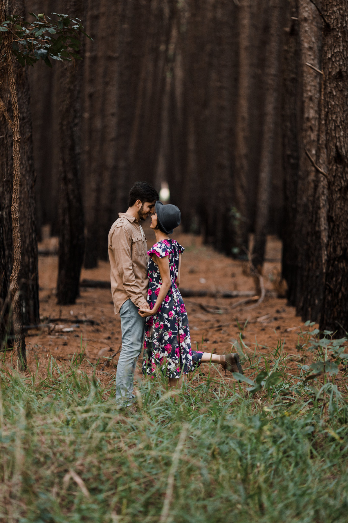 Casal de mãos dadas em floresta de pinheiros em Brasília. Foto feita pelo fotógrafo de casamento Gabriel Pelaquim.