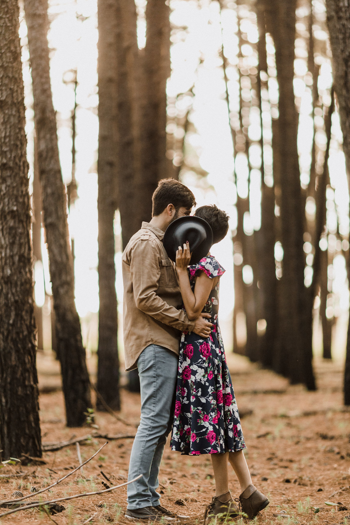 Casal abraçado em floresta de pinheiros em Brasília. Foto feita pelo fotógrafo de casamento Gabriel Pelaquim.