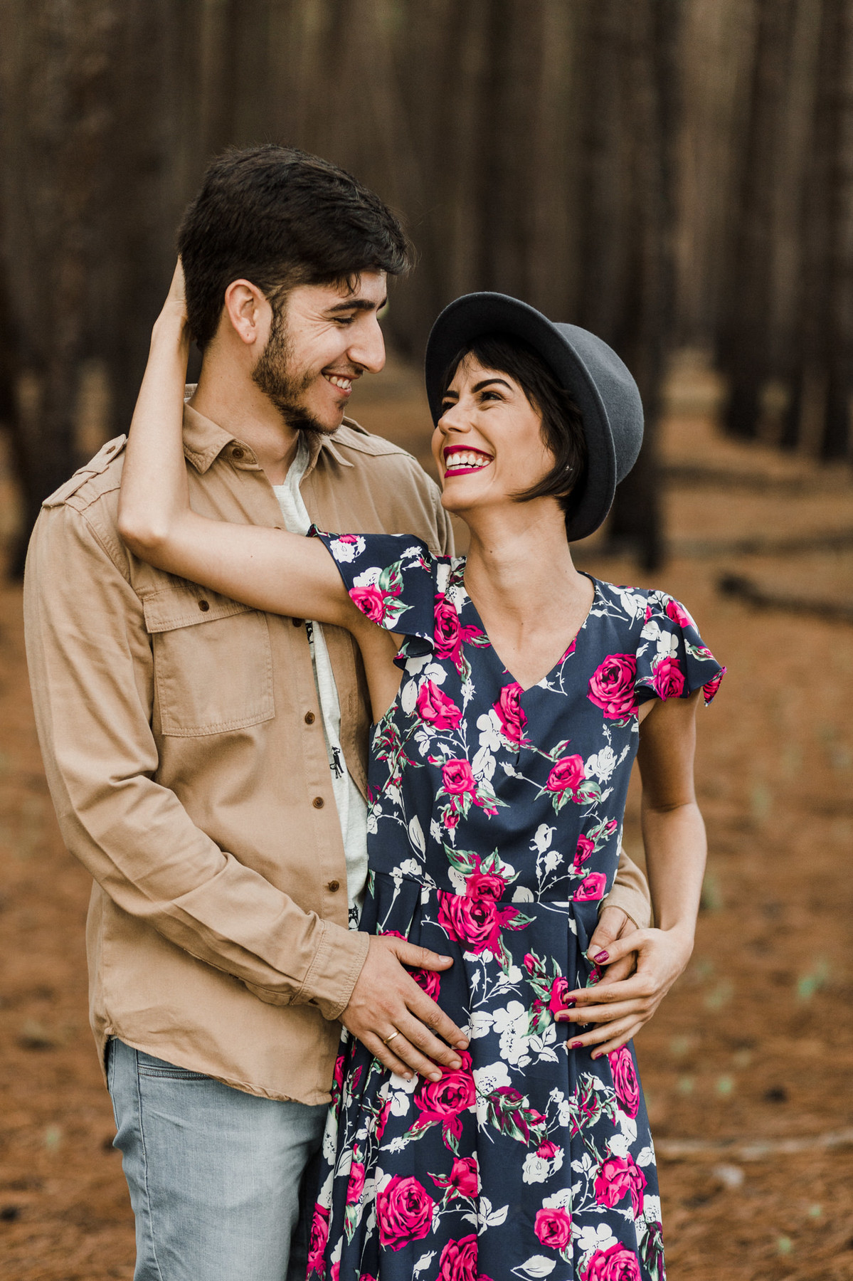 Casal abraçado sorrindo em floresta de pinheiros em Brasília. Foto feita pelo fotógrafo de casamento Gabriel Pelaquim.