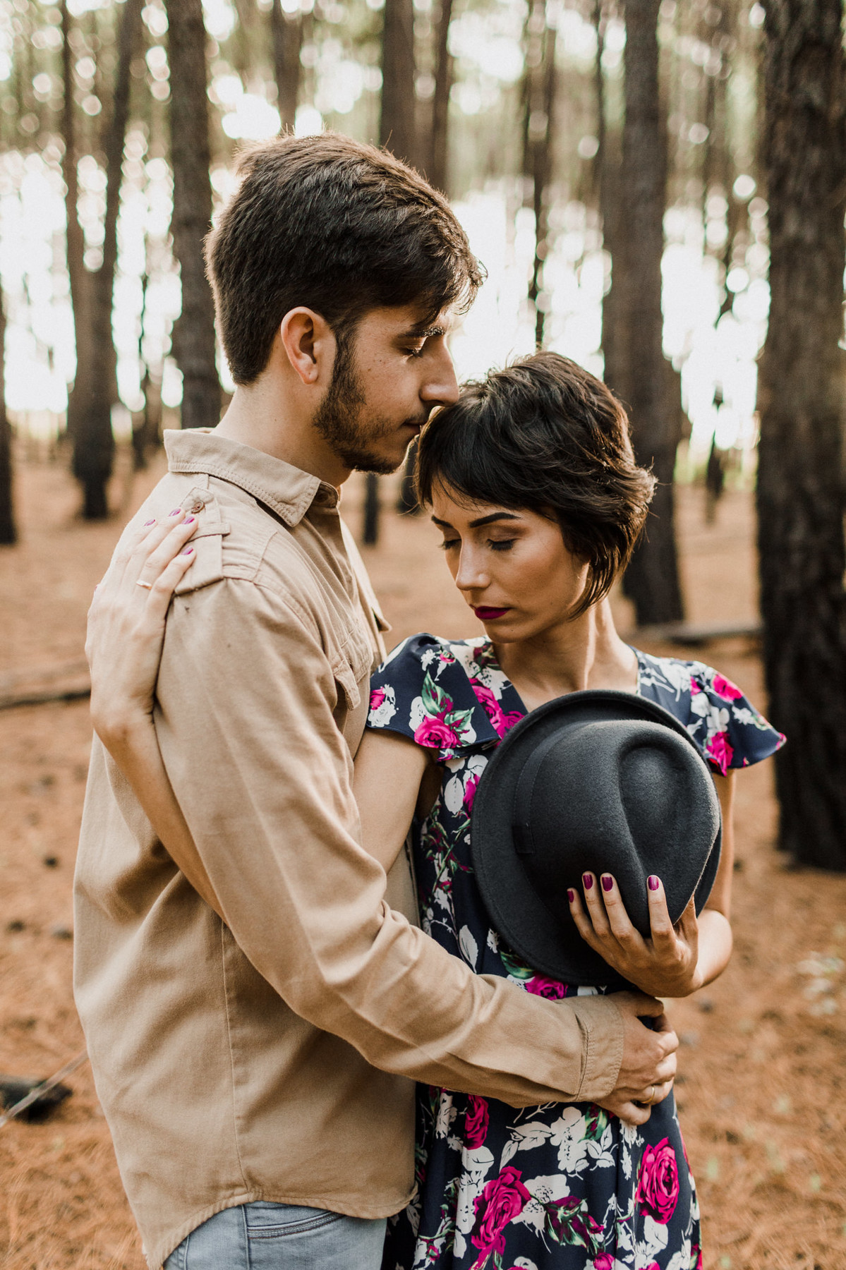 Casal abraçado em floresta de pinheiros em Brasília. Foto feita pelo fotógrafo de casamento Gabriel Pelaquim.