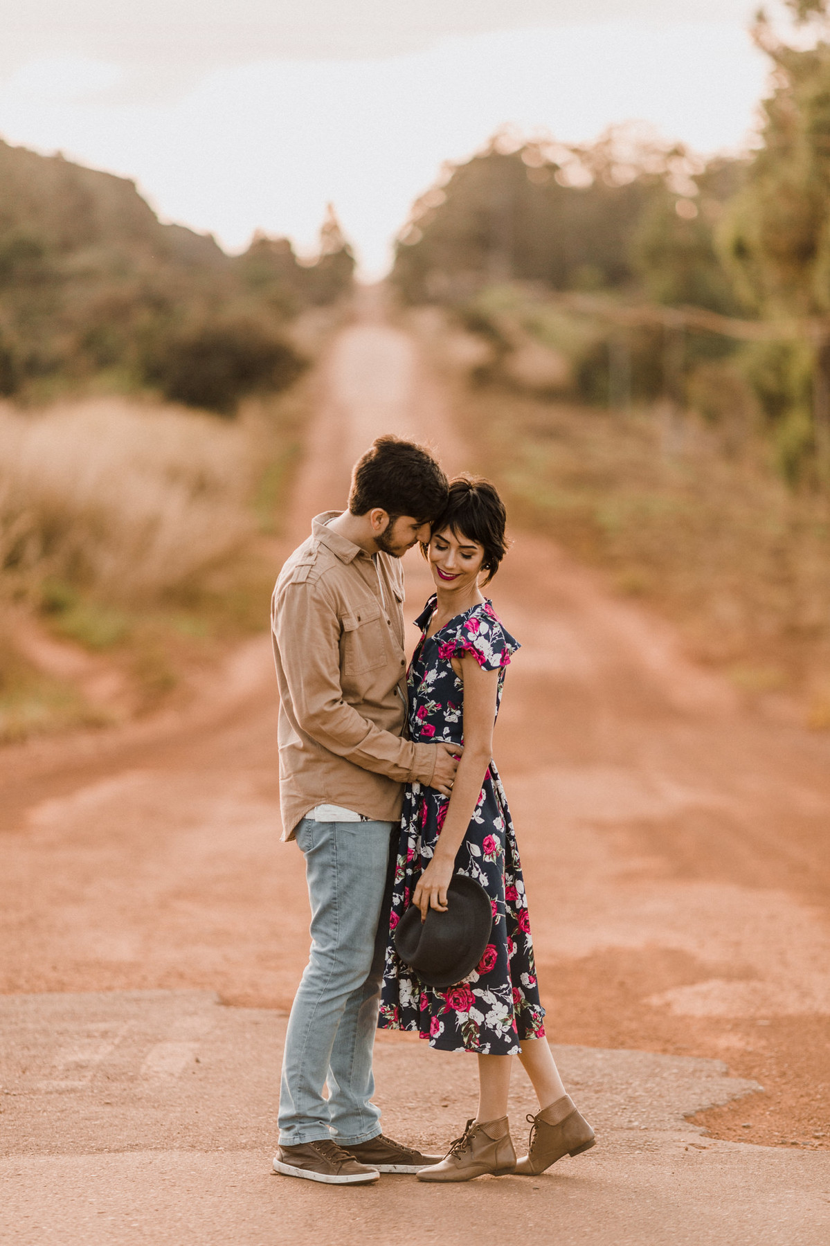 Casal abraçado em estrada em Brasília. Foto feita pelo fotógrafo de casamento Gabriel Pelaquim.