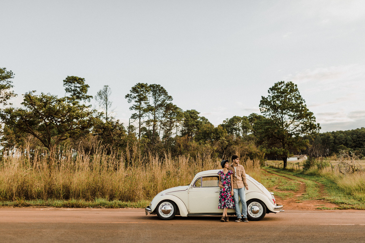 Casal em fusca na estrada em Brasília. Foto feita pelo fotógrafo de casamento Gabriel Pelaquim.