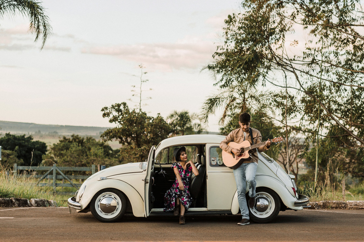 Casal se entretendo no fusca em estrada em Brasília. Foto feita pelo fotógrafo de casamento Gabriel Pelaquim.