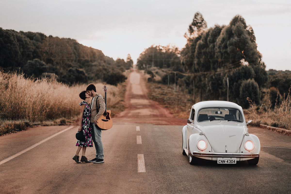 Casal abraçado se beijando em estrada em Brasília. Foto feita pelo fotógrafo de casamento Gabriel Pelaquim.