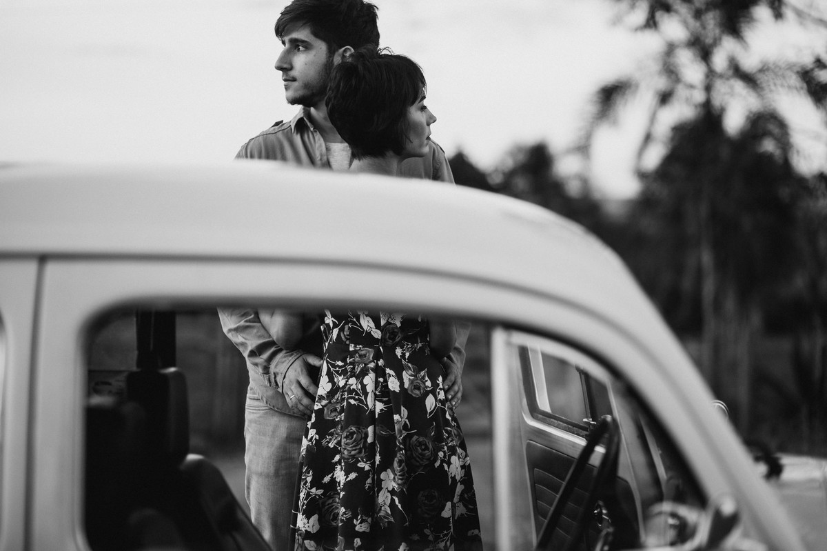 Casal abraçado em estrada em Brasília. Foto feita pelo fotógrafo de casamento Gabriel Pelaquim.
