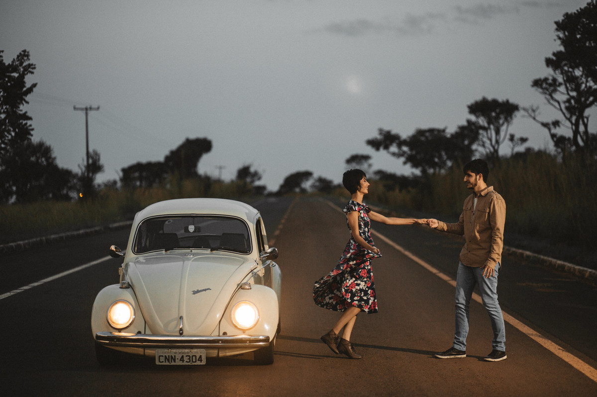 Casal dançando em estrada em Brasília. Foto feita pelo fotógrafo de casamento Gabriel Pelaquim.