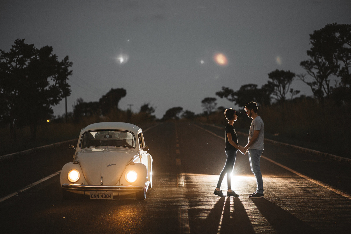 Casal de mãos dadas em estrada em Brasília. Foto feita pelo fotógrafo de casamento Gabriel Pelaquim.