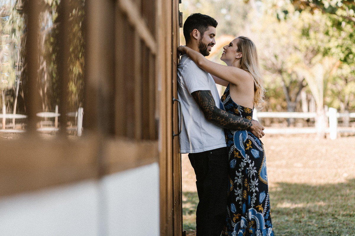 Casal abraçado em um Rancho em Brasília. Foto feita pelo fotógrafo de casamento Gabriel Pelaquim.