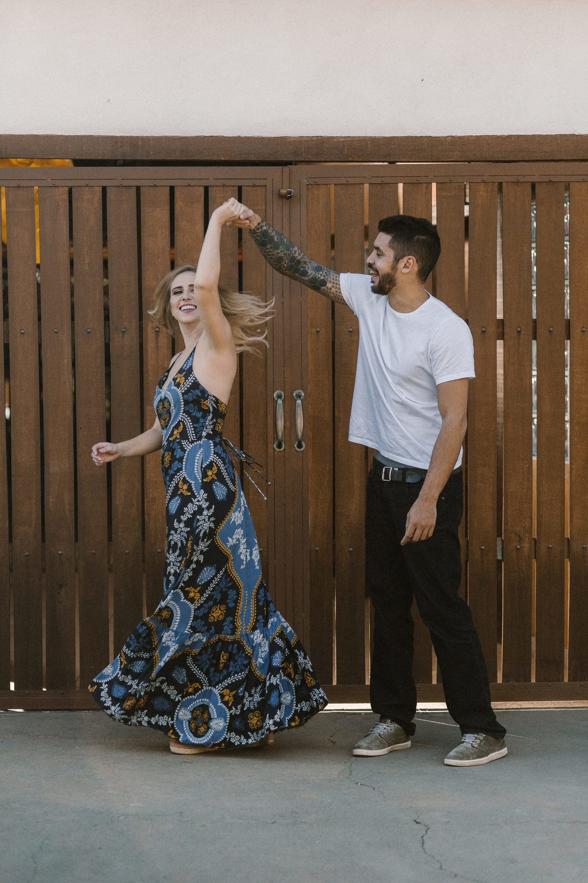 Casal dançando em um Rancho em Brasília. Foto feita pelo fotógrafo de casamento Gabriel Pelaquim.