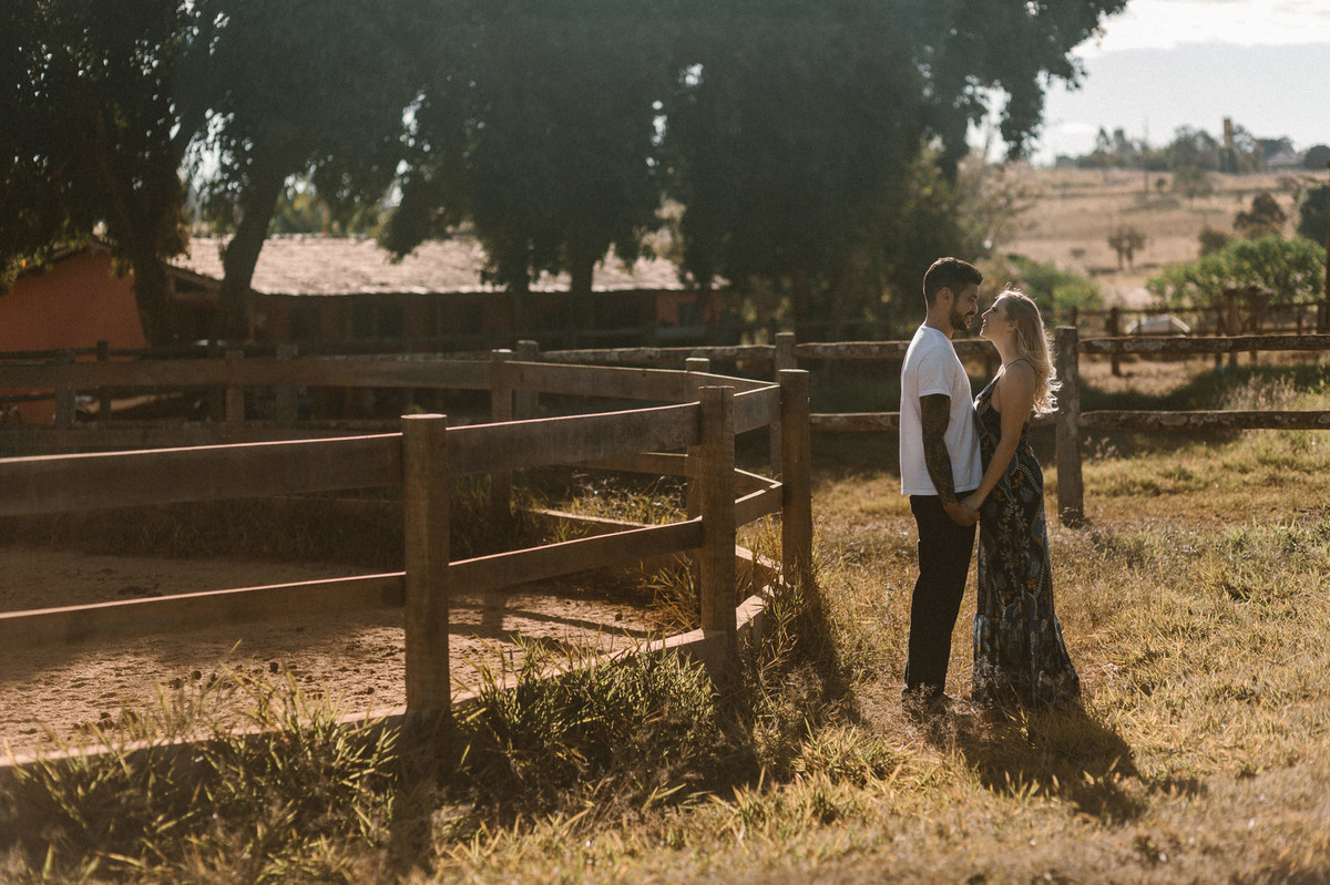 Casal de mãos dadaso em um Rancho em Brasília. Foto feita pelo fotógrafo de casamento Gabriel Pelaquim.