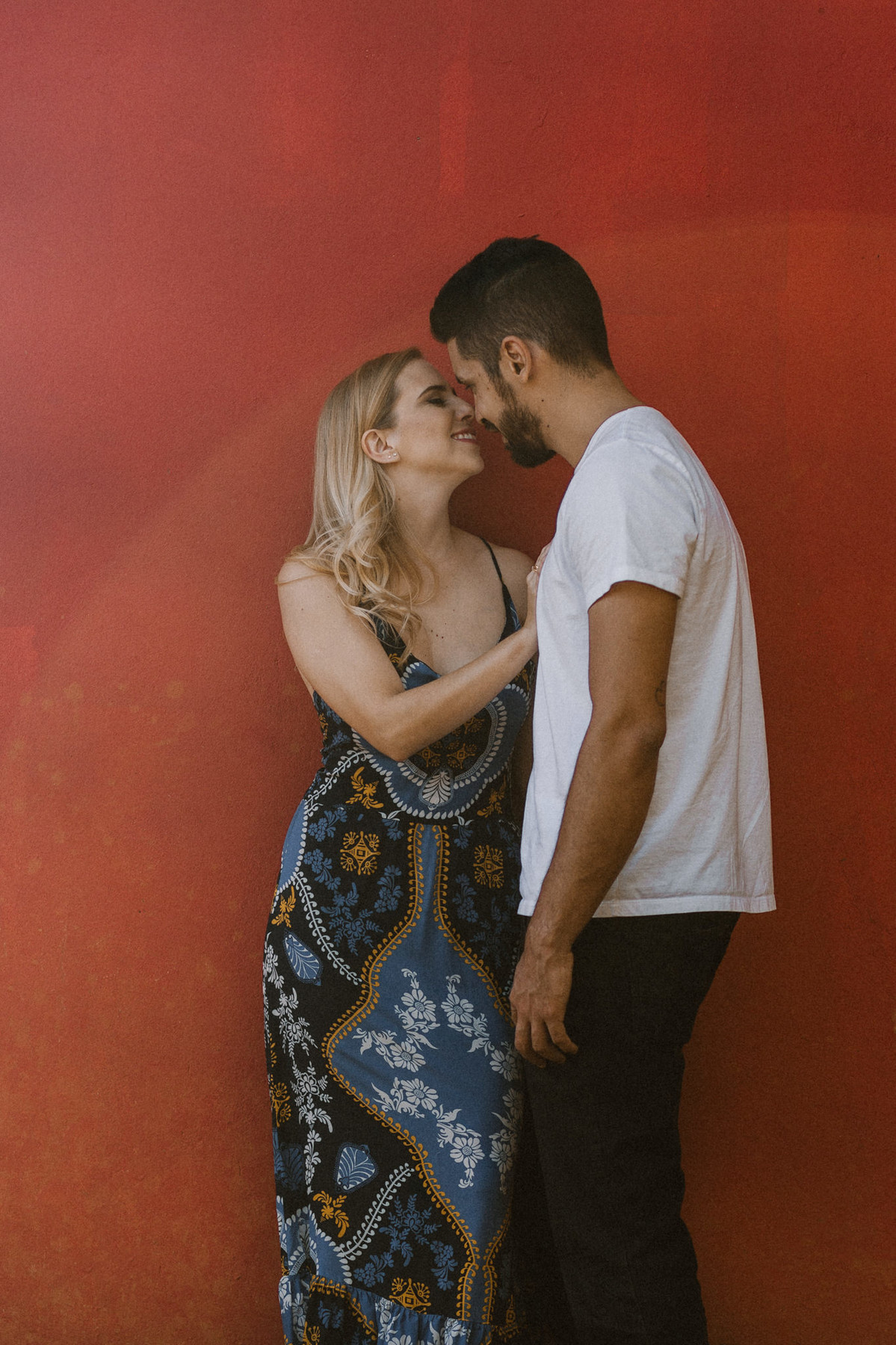 Casal abraçado em um Rancho em Brasília. Foto feita pelo fotógrafo de casamento Gabriel Pelaquim.