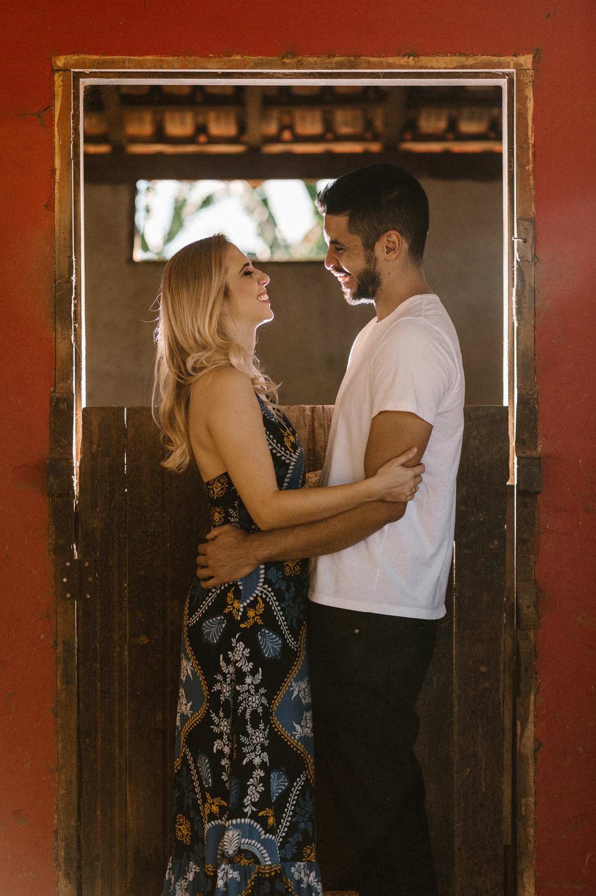 Casal abraçado em um Rancho em Brasília. Foto feita pelo fotógrafo de casamento Gabriel Pelaquim.