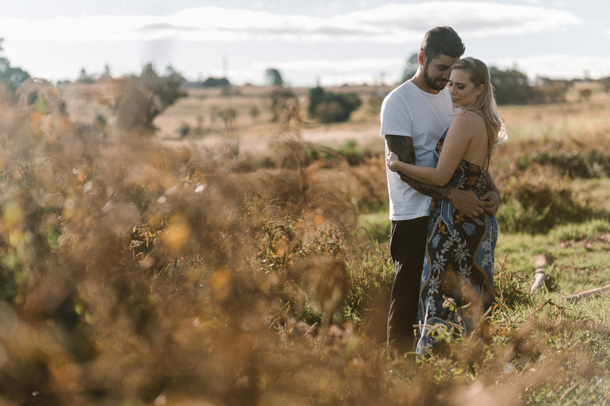 Casal abraçado em um Rancho em Brasília. Foto feita pelo fotógrafo de casamento Gabriel Pelaquim.