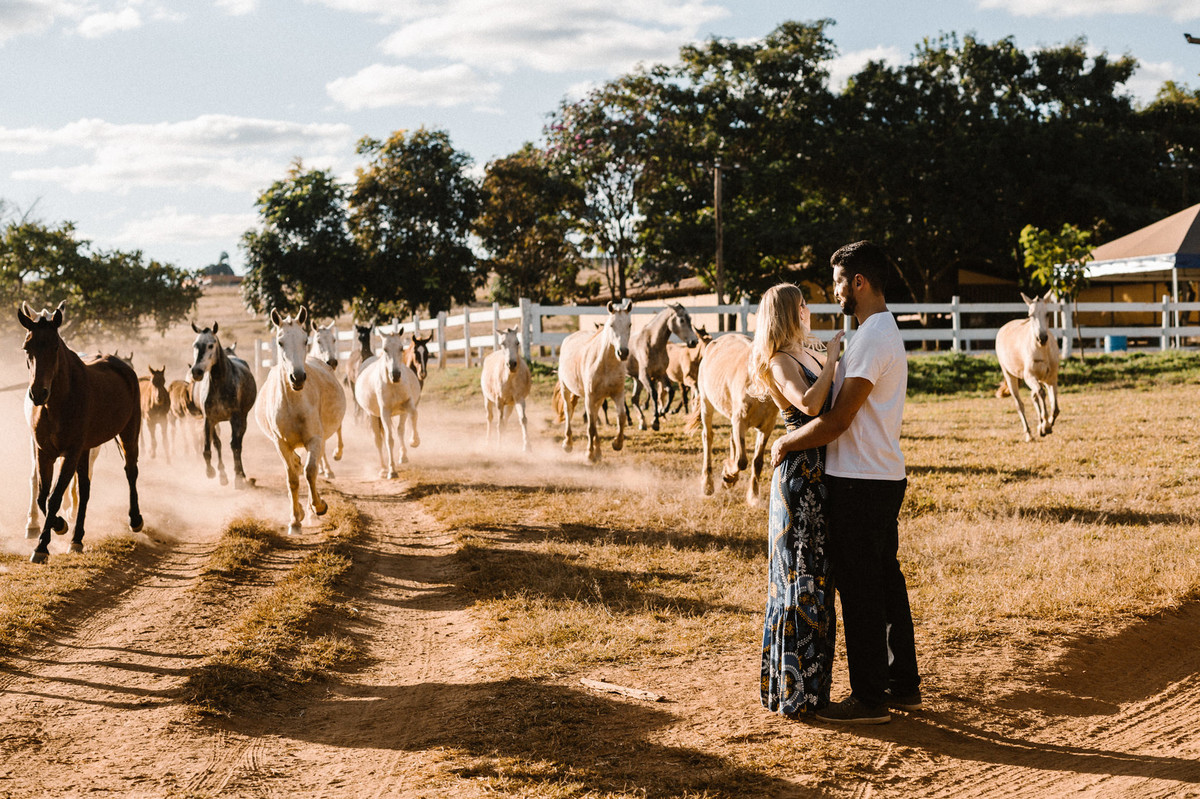 Casal abraçado em um Rancho em Brasília. Foto feita pelo fotógrafo de casamento Gabriel Pelaquim.