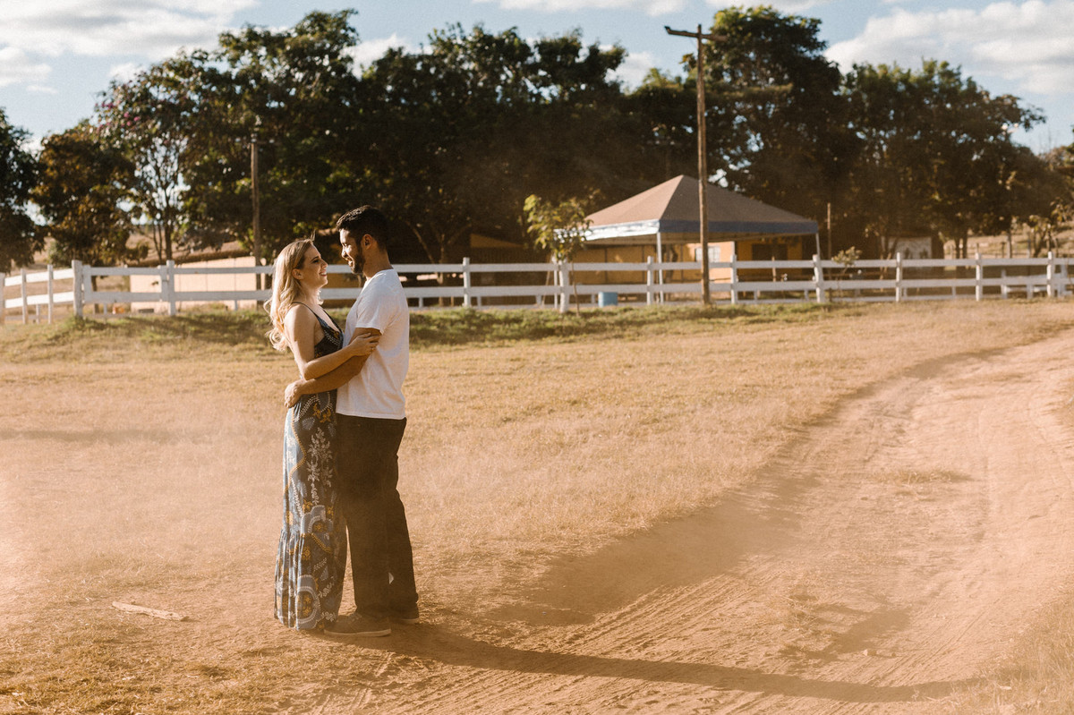 Casal abraçado em um Rancho em Brasília. Foto feita pelo fotógrafo de casamento Gabriel Pelaquim.