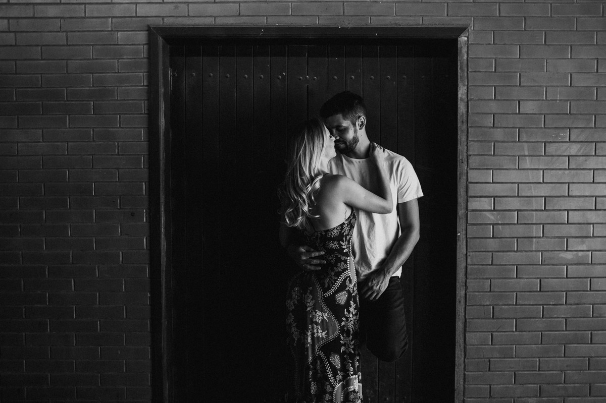 Casal abraçado em um Rancho em Brasília. Foto feita pelo fotógrafo de casamento Gabriel Pelaquim.